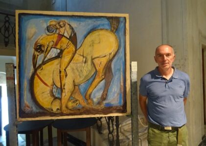 La mostra di Roberto Fiasella a Marina di Pietrasanta con omaggio al fantino polacco Dominik Pastuszka aperta fino al 7 luglio